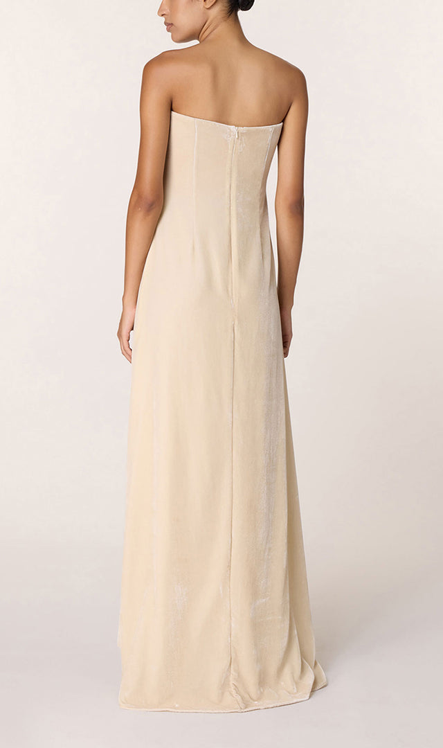 files/diana-in-velvet-b-640x1080.jpg