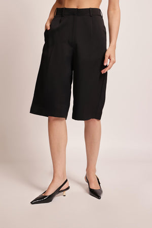 Mid Rise Bermuda Shorts in Black