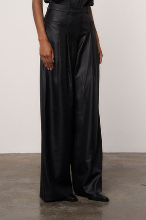 Wide Leg Pocket Detail Pants in Black - Abadia